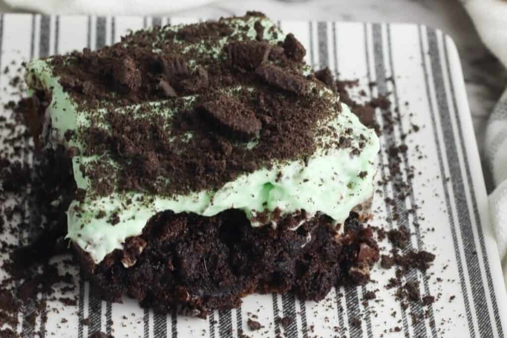 closed up of the st paddy's day brownies on a black and white plate